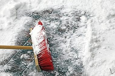 broom_with_snow